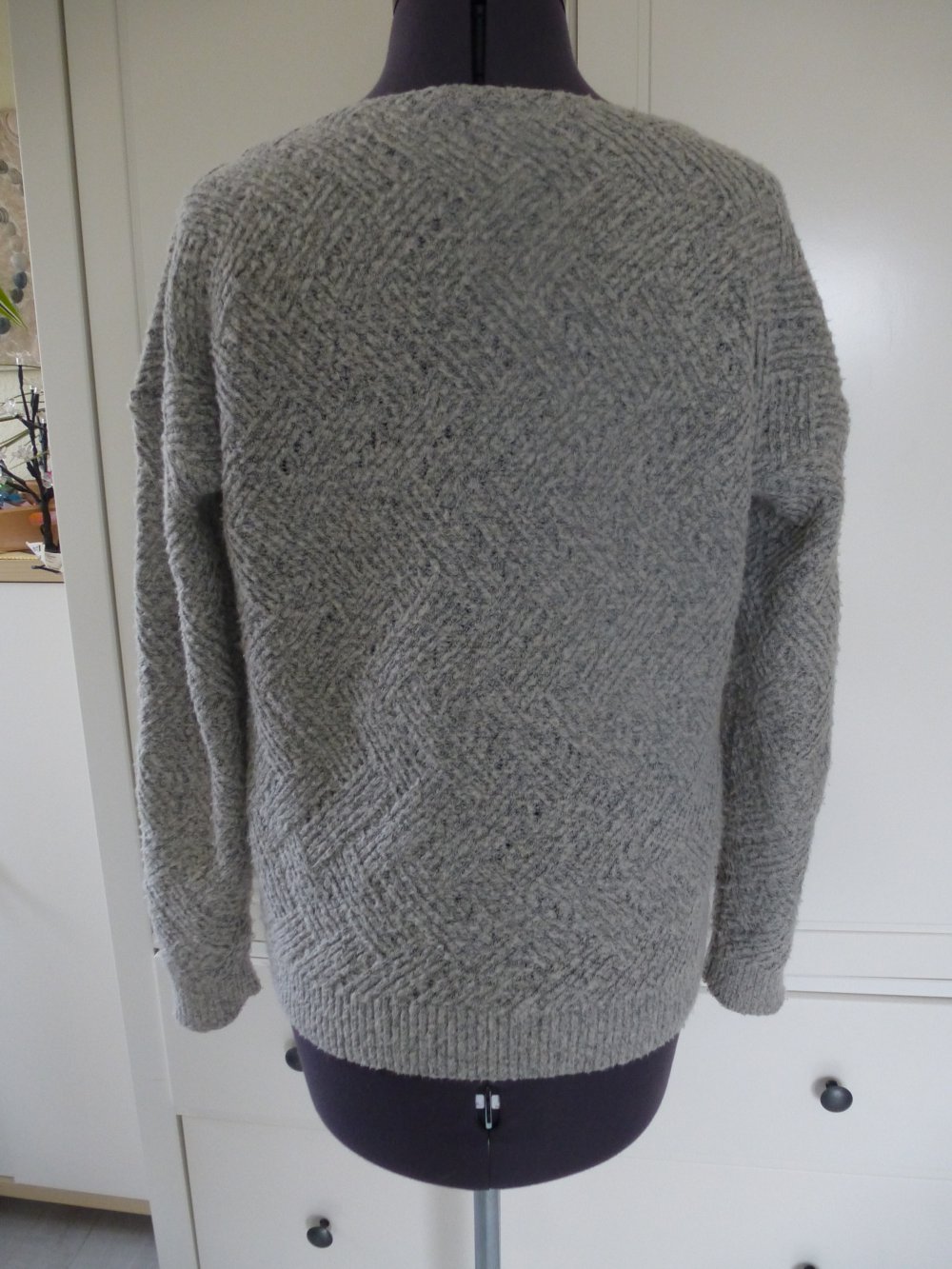 Dicker grauer gemusterter Strickpullover grau Muster dick Rundhalsausschnitt