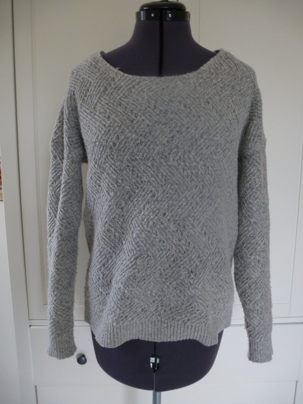 Dicker grauer gemusterter Strickpullover grau Muster dick Rundhalsausschnitt