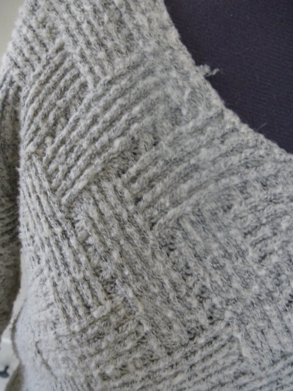 Dicker grauer gemusterter Strickpullover grau Muster dick Rundhalsausschnitt