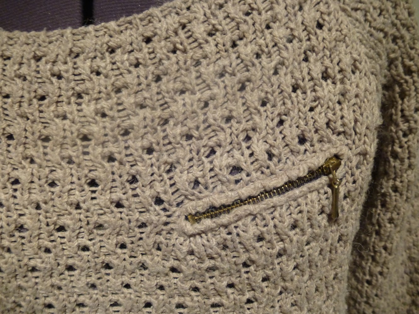 Strickpullover beige mit goldenem Reißverschluss