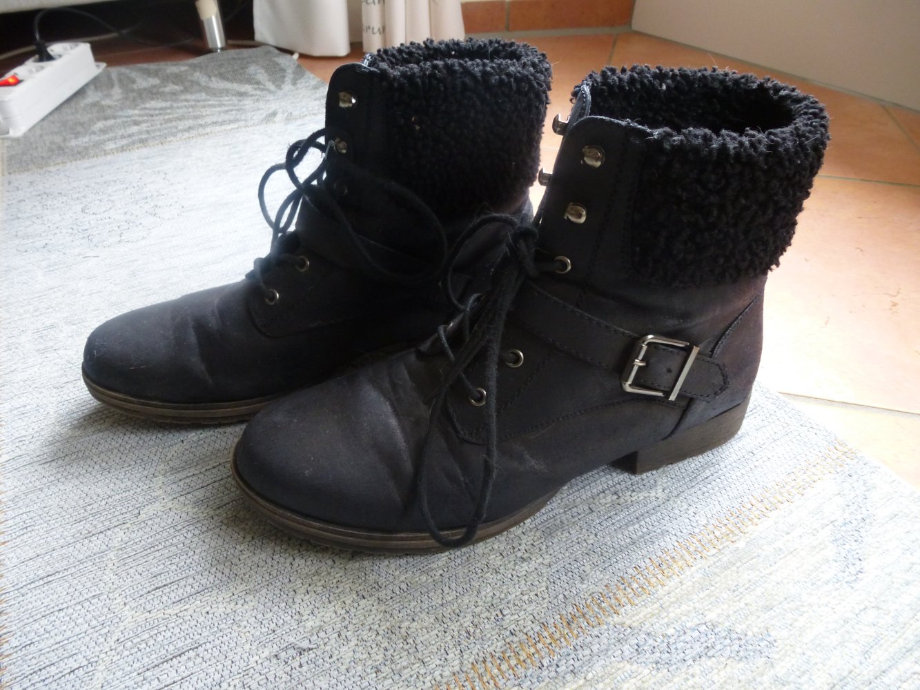 Schwarze Stiefelette Schnürstiefelette mit Riemen Schnalle und Fell Teddyfell schwarz
