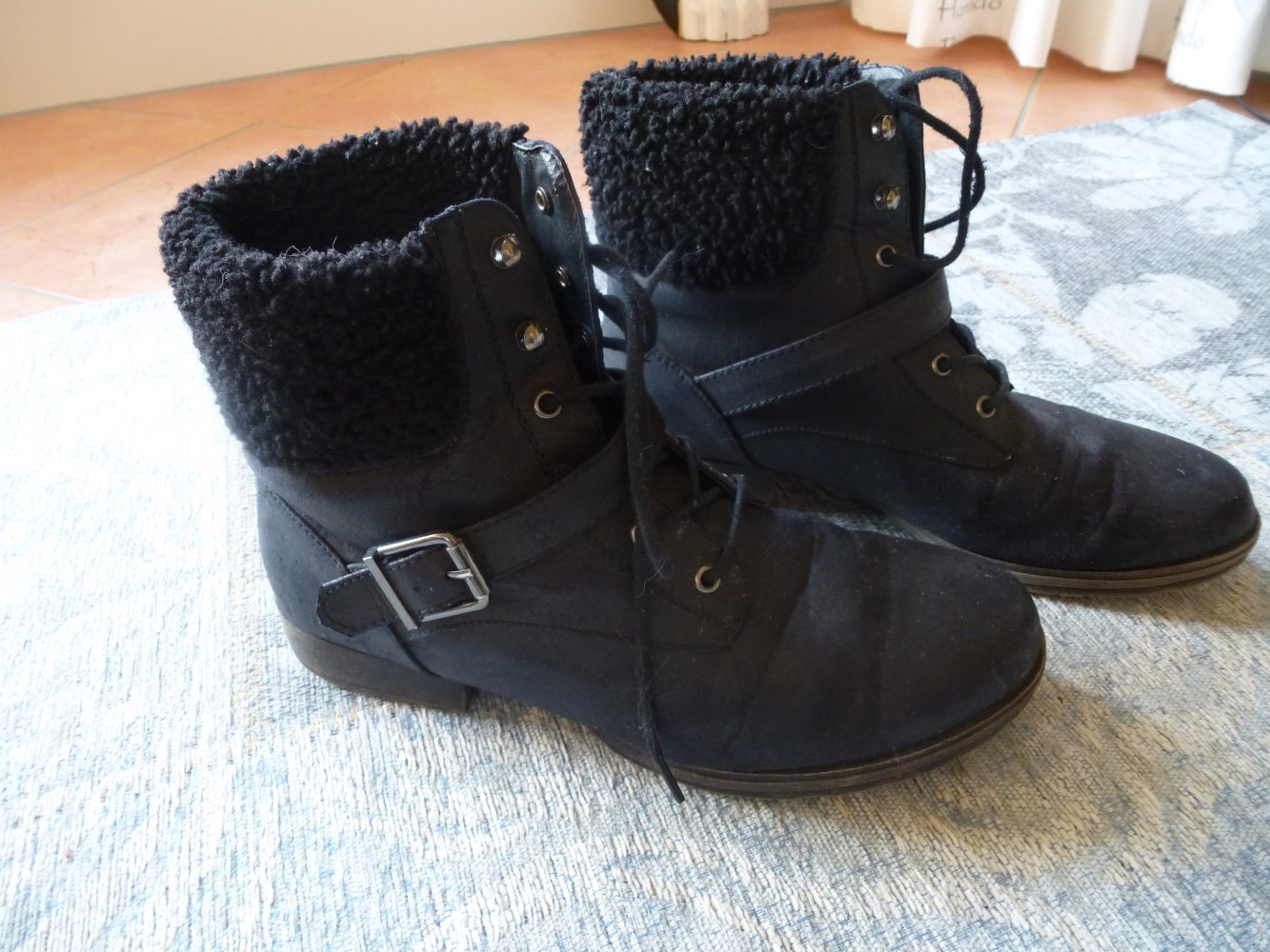 Schwarze Stiefelette Schnürstiefelette mit Riemen Schnalle und Fell Teddyfell schwarz