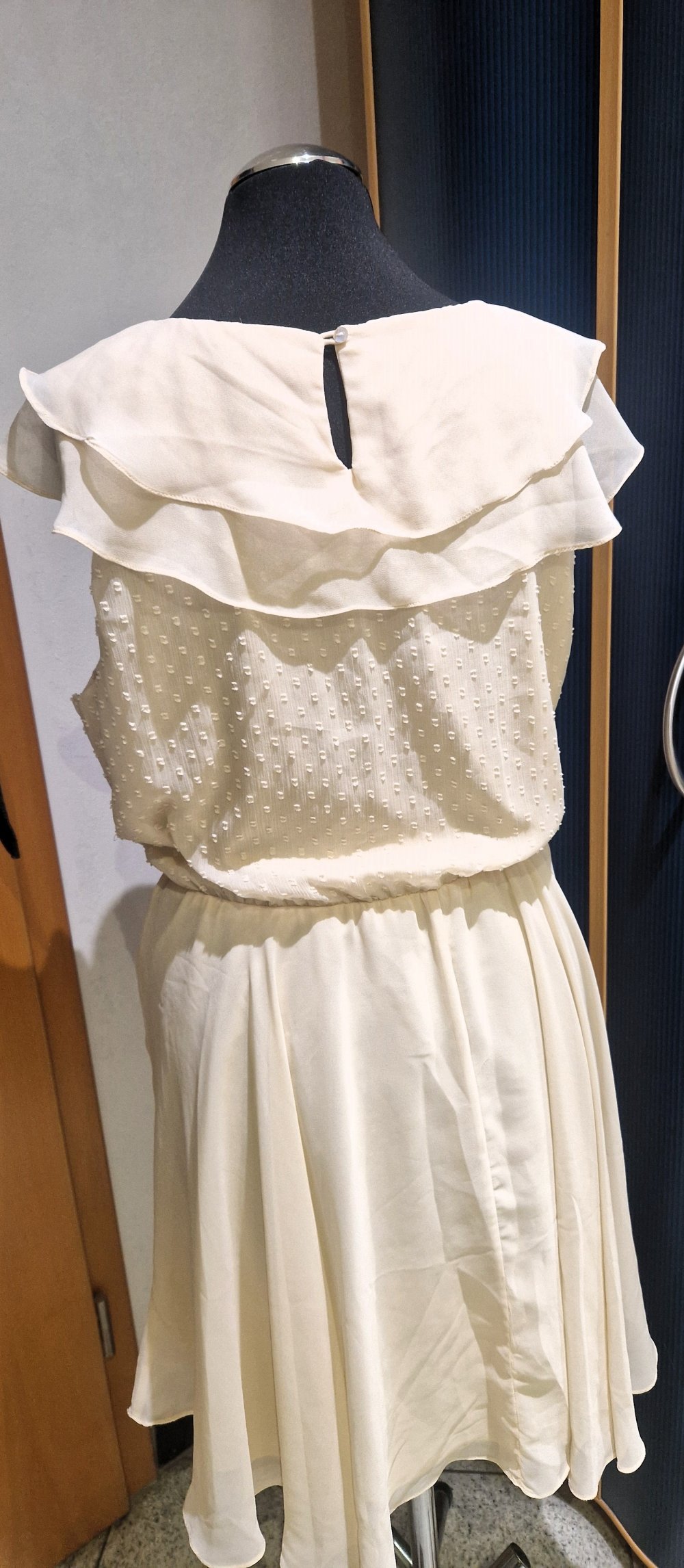Elegantes Kleid in cremeweiß