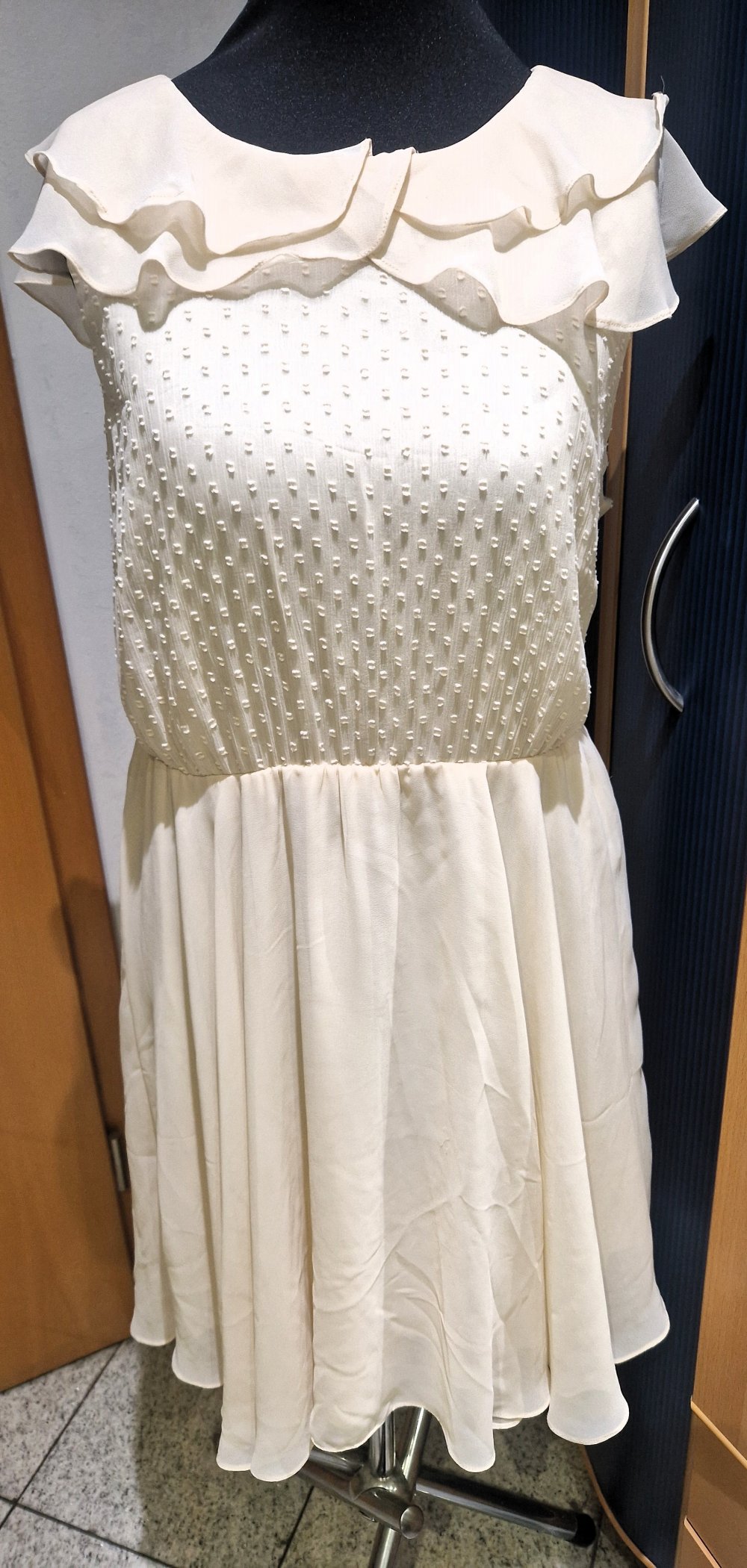Elegantes Kleid in cremeweiß
