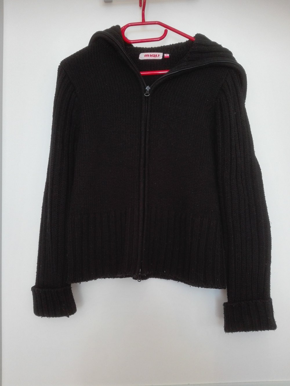 schwarze Strickjacke mit Reißverschluss
