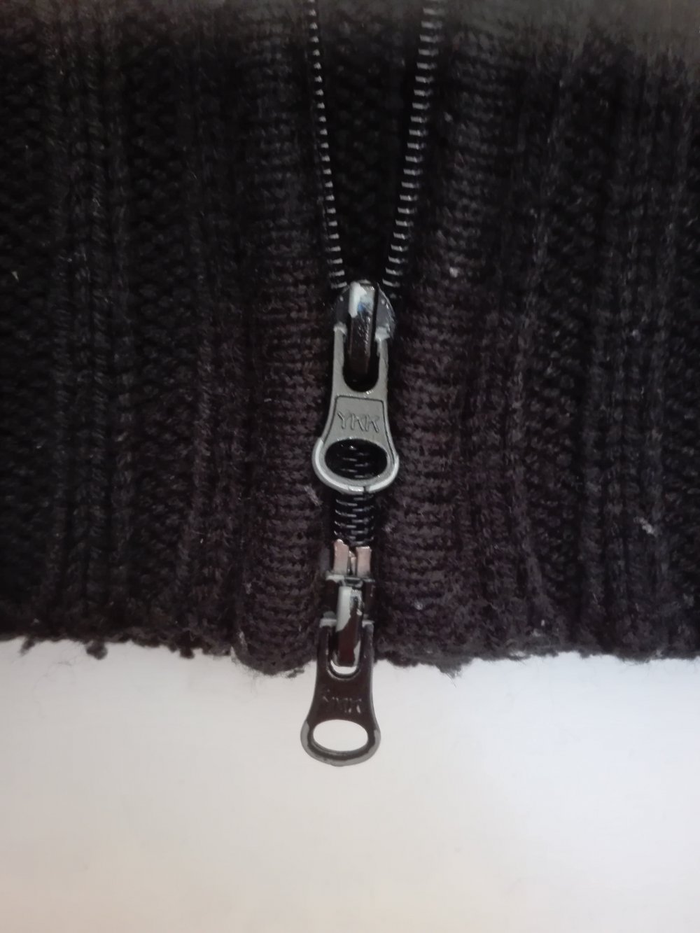 schwarze Strickjacke mit Reißverschluss
