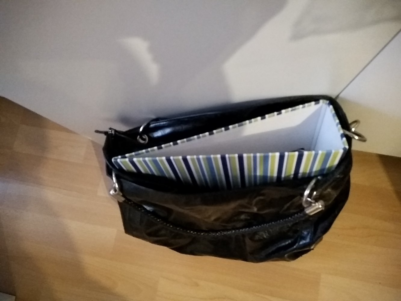 schwarze Tasche für Schule oder Uni