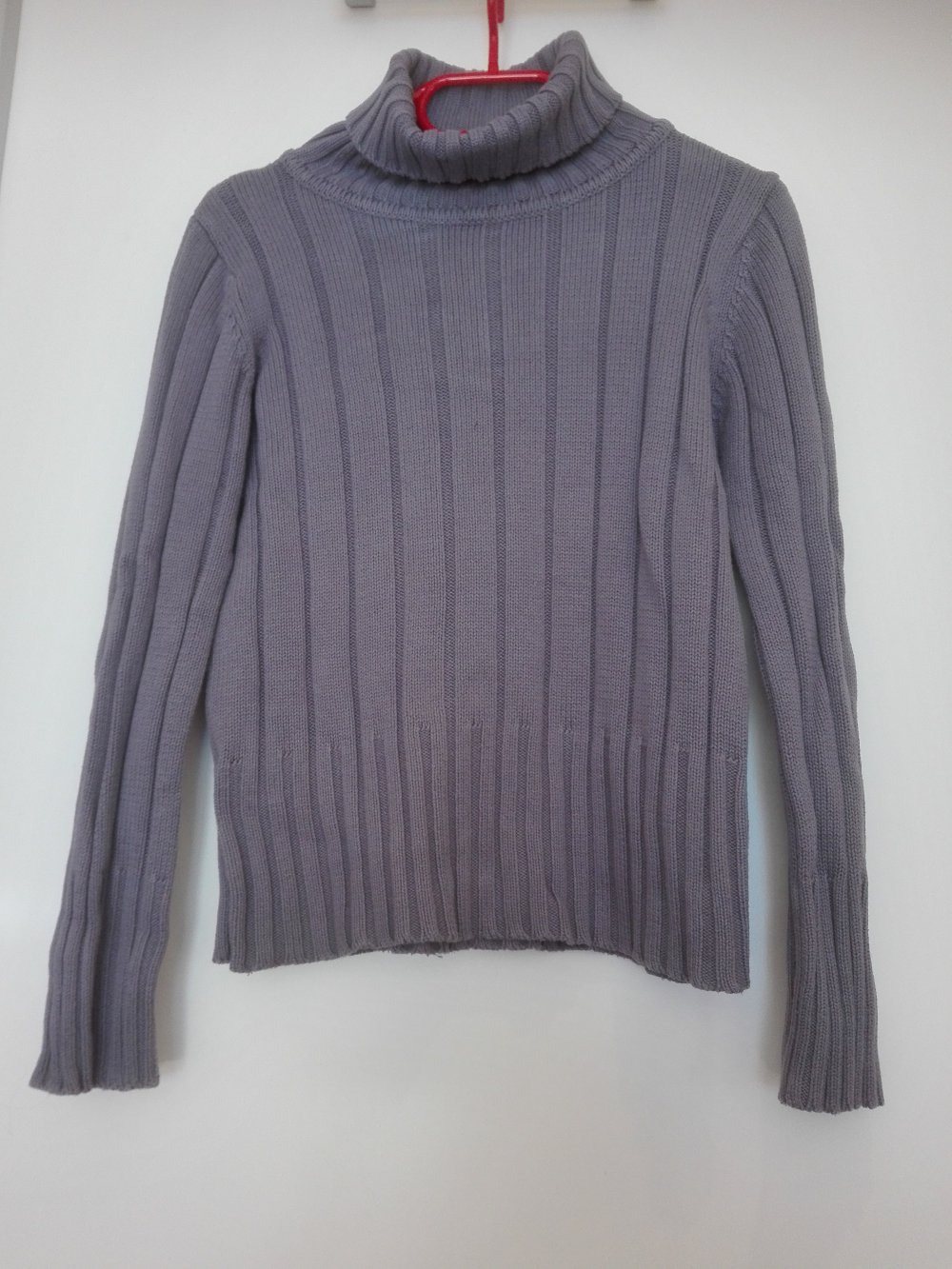 lila Strickpullover mit Rollkragen