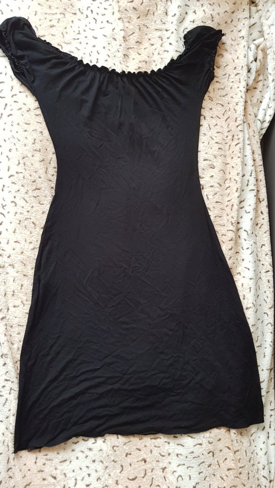 Schwarzes Kleid 
