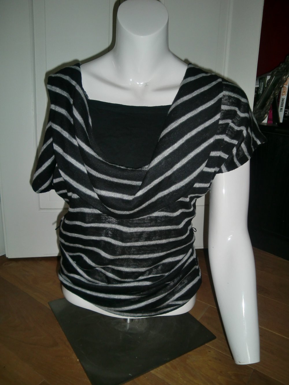 Gestreiftes Shirt mit Wasserfallauschnitt