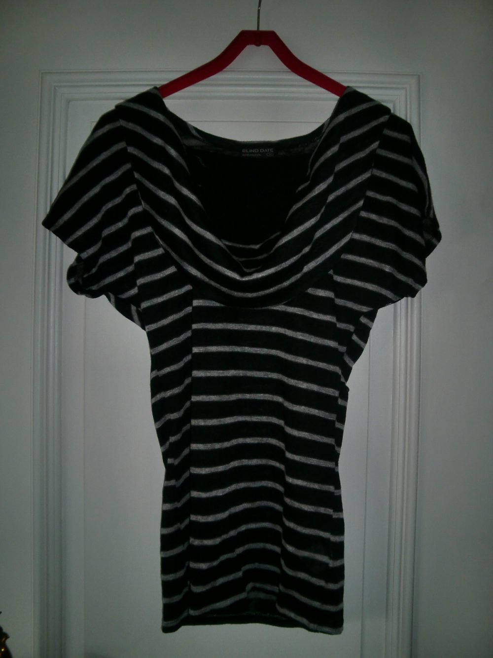 Gestreiftes Shirt mit Wasserfallauschnitt