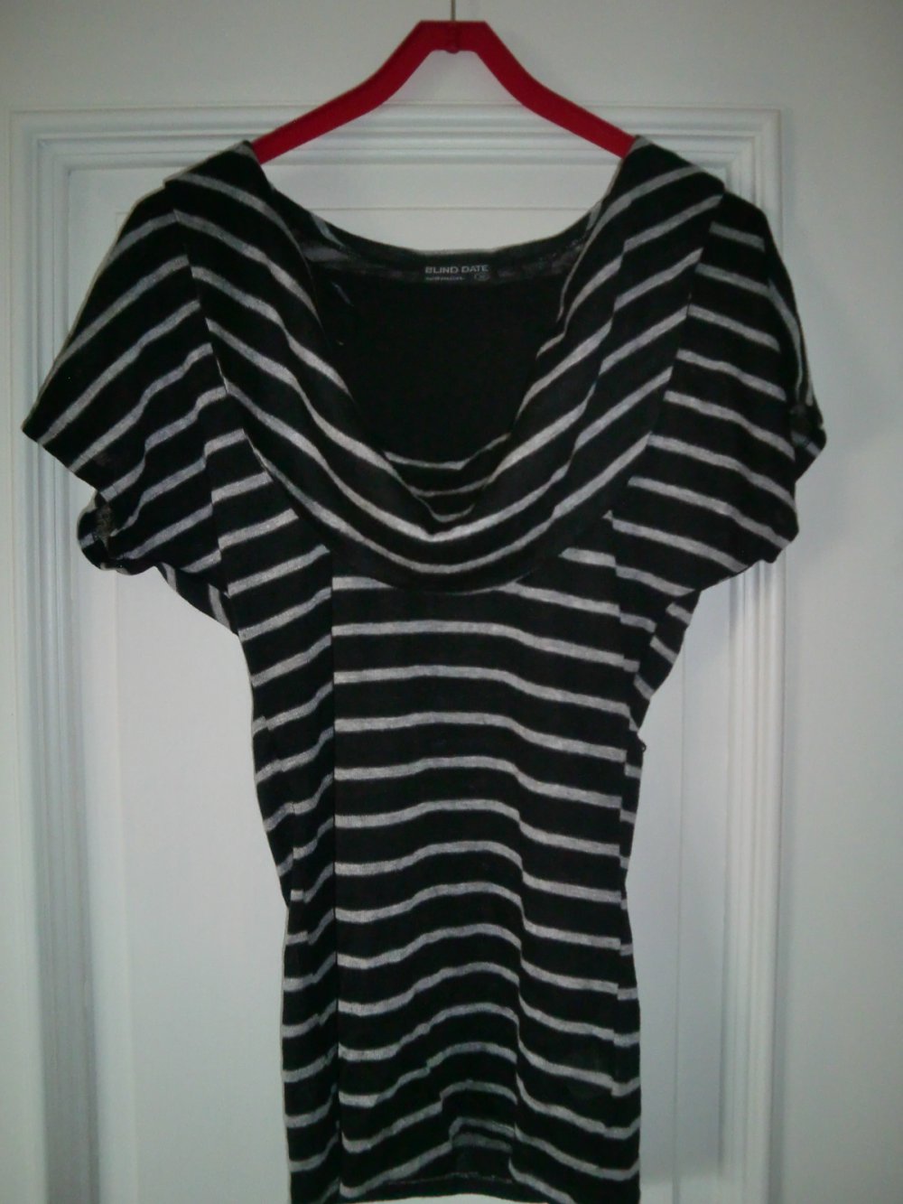 Gestreiftes Shirt mit Wasserfallauschnitt