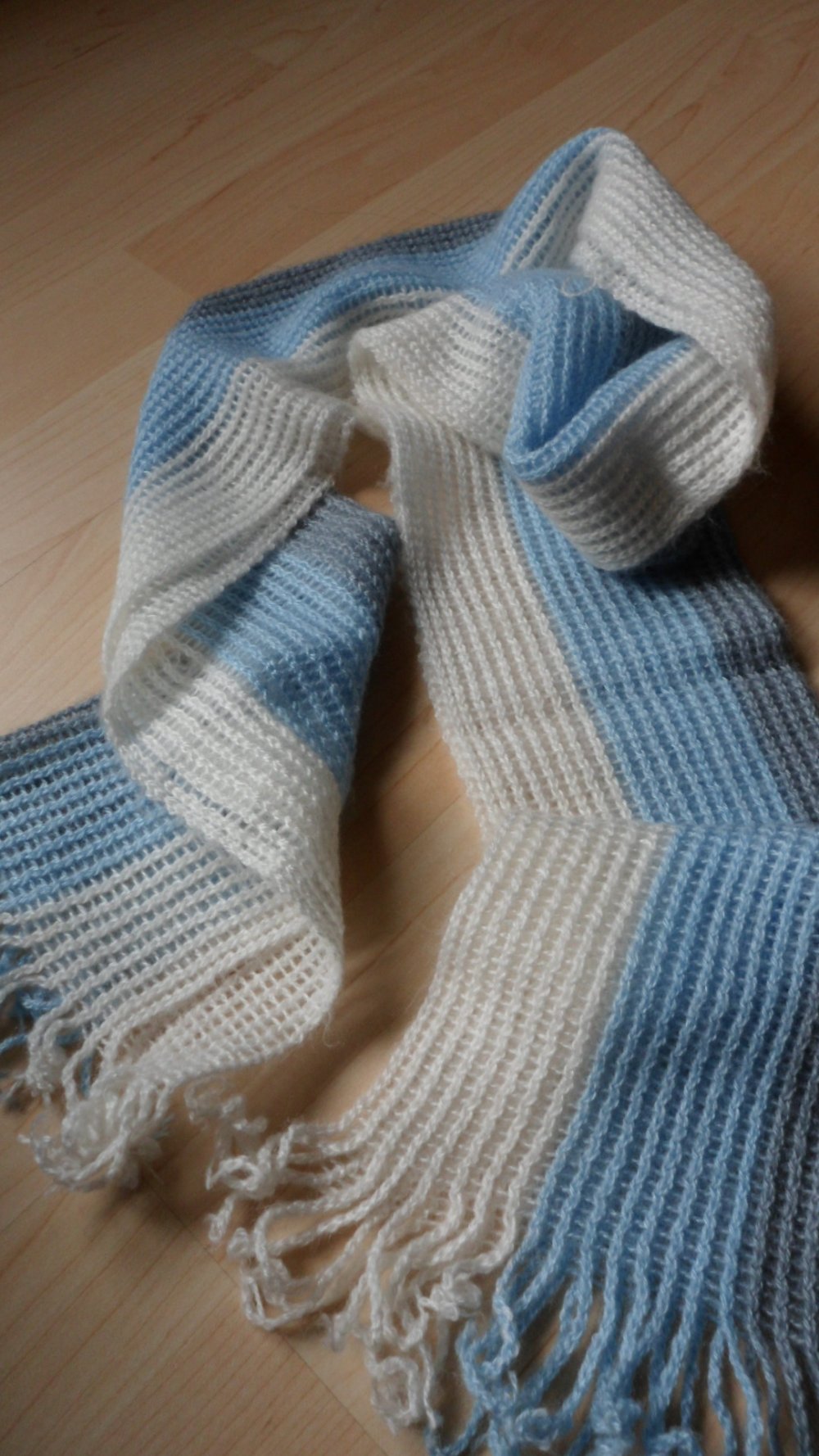 Vintage Strickschal Fransenschal 70er Retro Streifen gestreift weiß hellblau
