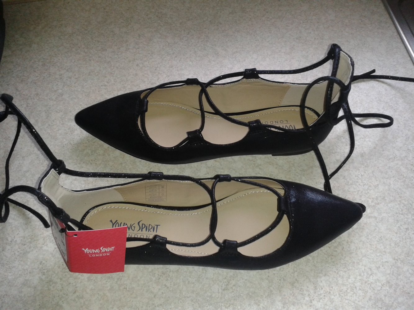 YOUNG SPIRIT BALLERINAS MIT SCHNÜRRUNG SCHWARZ FLACH SPITZ GR: 39 NEU MIT ETIKETT UND KARTON 