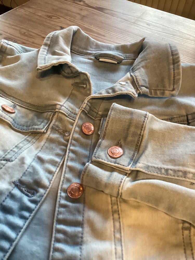 schöne neuwertige Jeansjacke gr.152