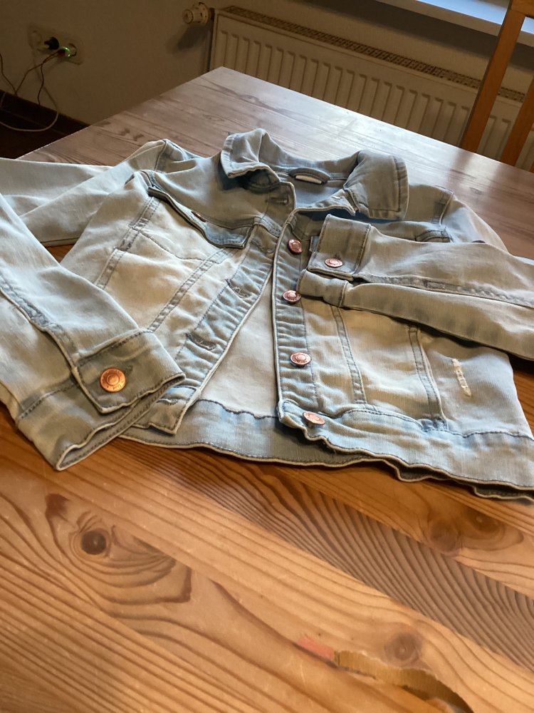schöne neuwertige Jeansjacke gr.152