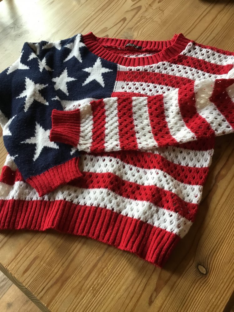 Schöner Pullover mit Amerikaflagge gr.128/134 kurzer Schnitt