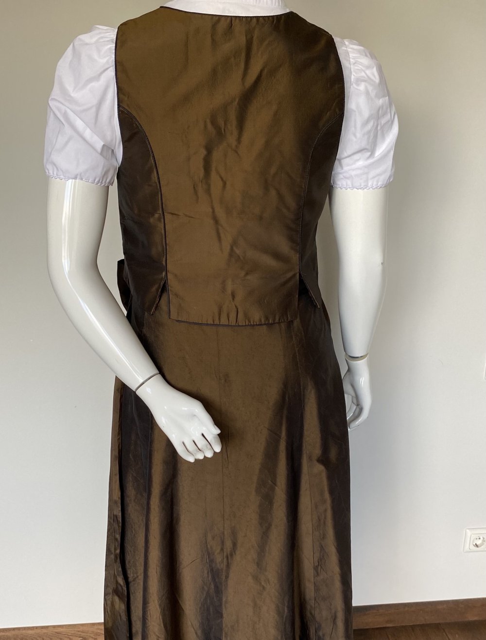 Dirndl, Maßanfertigung, Thaiseide, Rock u. Mieder, braun, Gr. 44