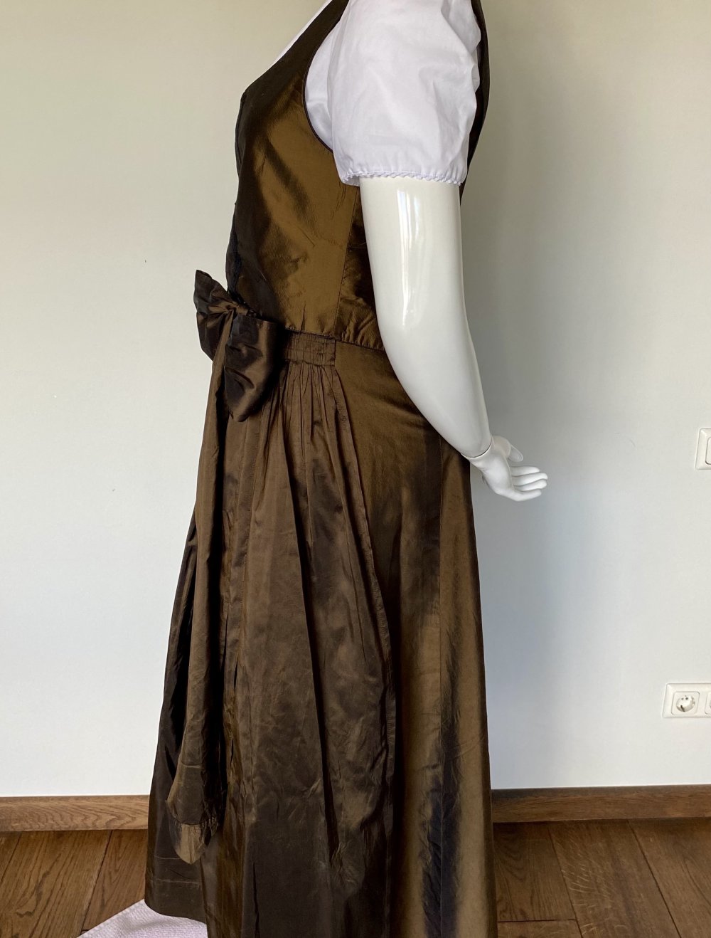 Dirndl, Maßanfertigung, Thaiseide, Rock u. Mieder, braun, Gr. 44